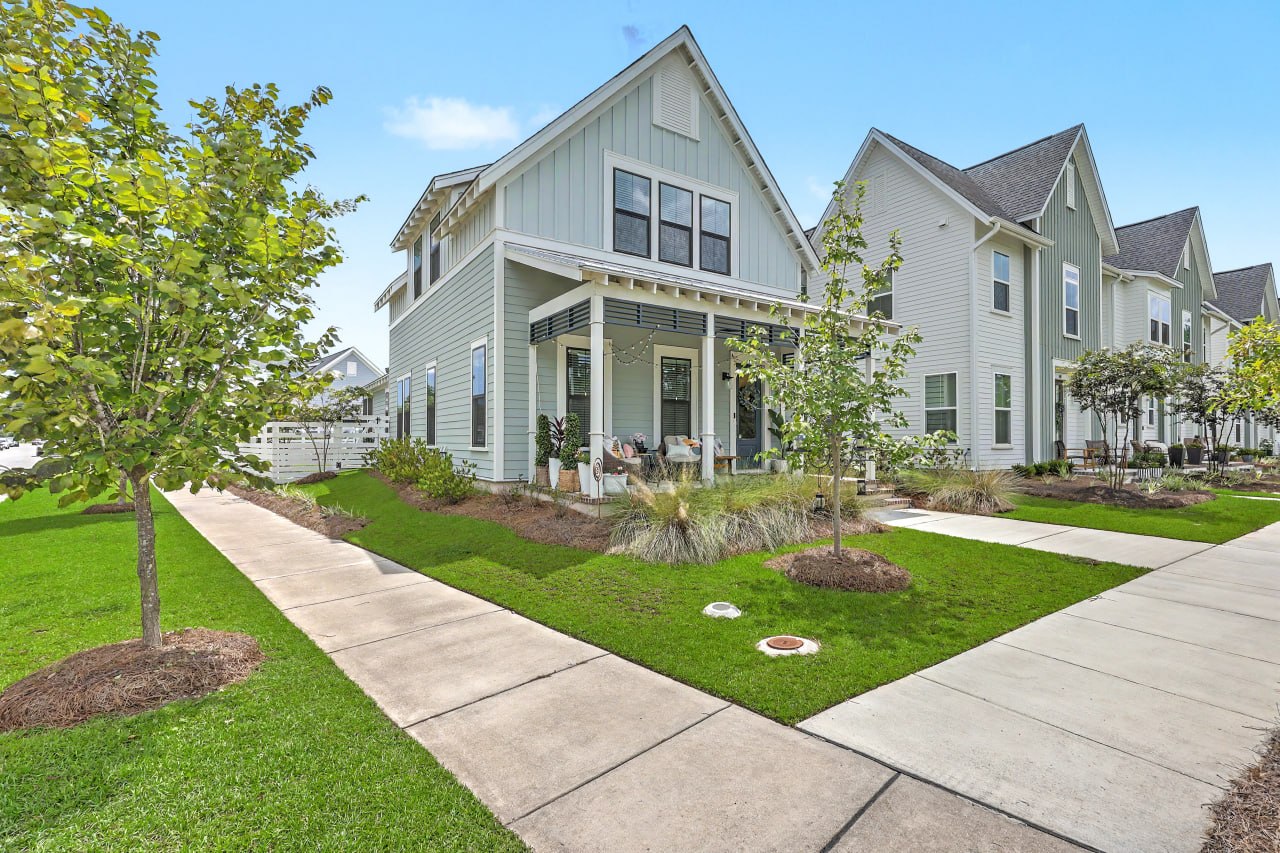 Exterior of 28 Clearblue Loop